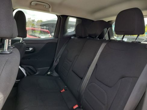 Used 2019 Jeep Renegade Latitude w/ Popular Equipment Group FWD image 11