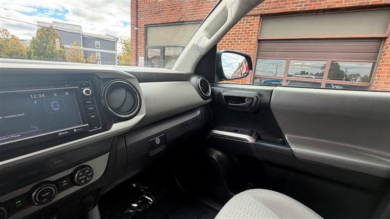 Used 2017 Toyota Tacoma SR5 AWD/4WD image 34