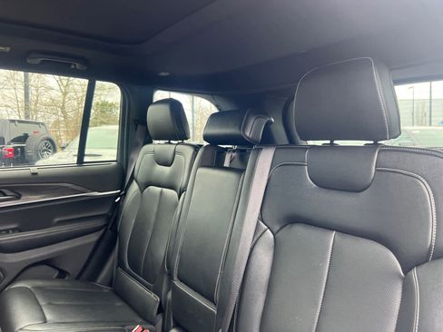 Used 2025 Jeep Grand Cherokee Limited w/ Luxury Tech Group II image 30