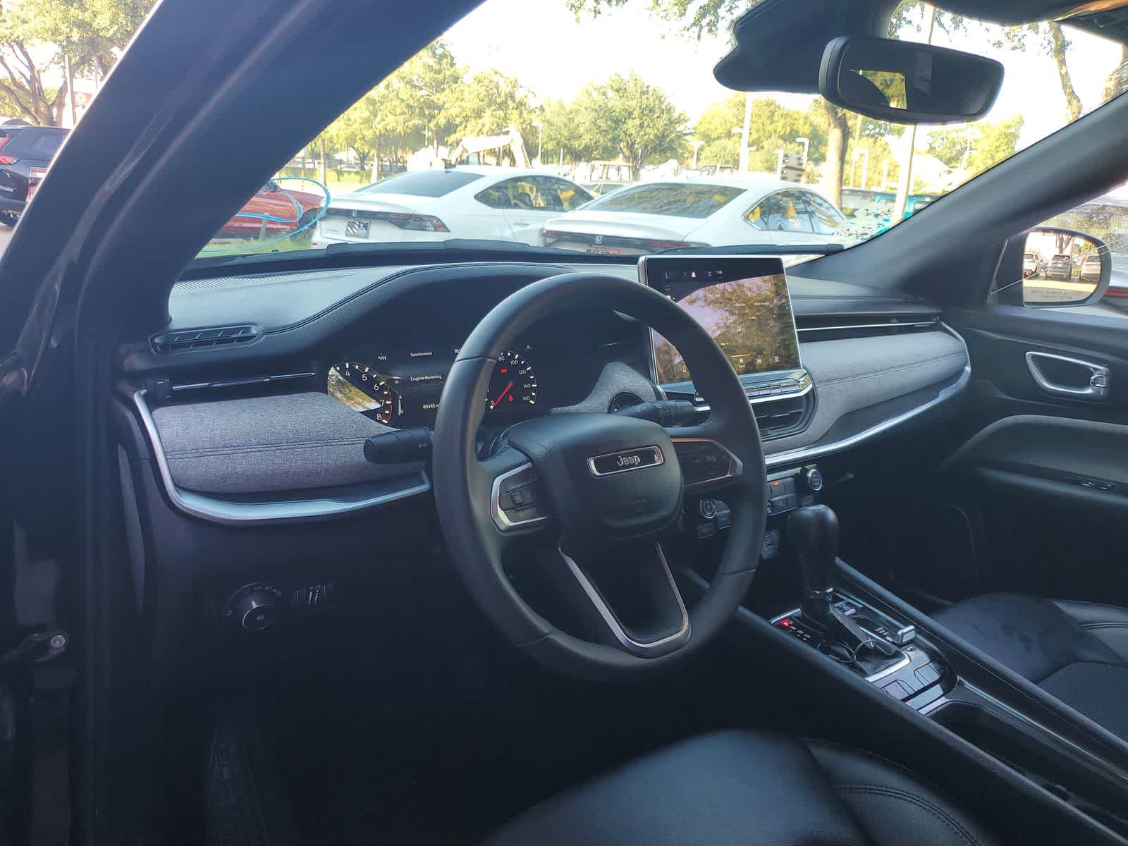 Used 2024 Jeep Compass Latitude AWD/4WD image 2