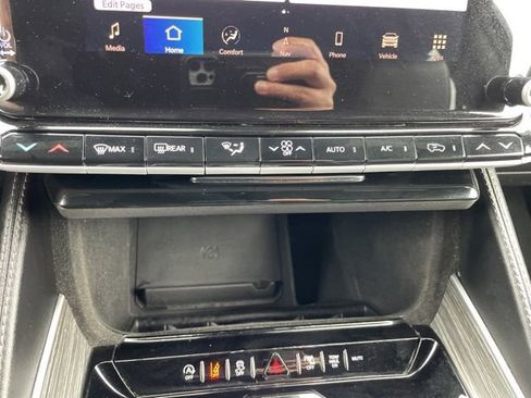 Used 2023 Jeep Wagoneer L Series II image 26