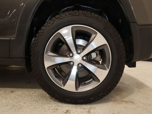 Used 2019 Jeep Cherokee Limited w/ Technology Group AWD/4WD image 21
