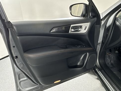 Used 2020 Nissan Pathfinder SL image 21