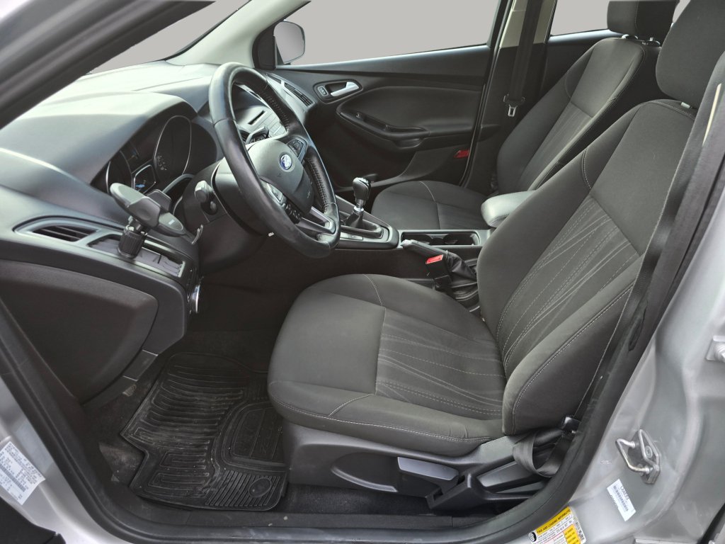 Used 2016 Ford Focus SE w/ SE Cold Weather Package FWD image 13