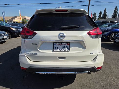 Used 2017 Nissan Rogue SL image 3