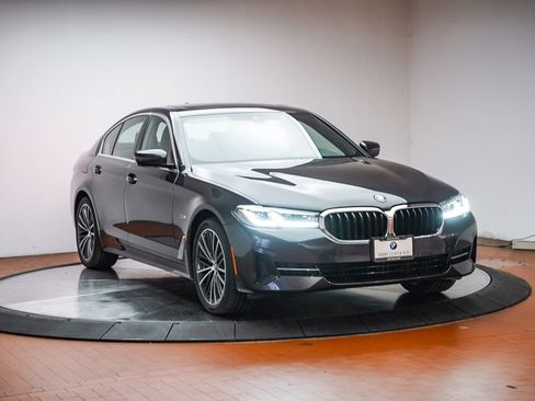 Certified 2023 BMW 530e RWD image 3