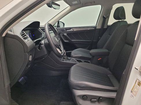 Used 2023 Volkswagen Tiguan SE w/ Panoramic Sunroof Package FWD image 17