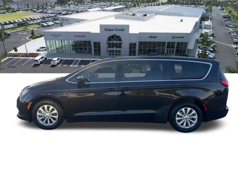Certified 2017 Chrysler Pacifica Touring w/ Tire & Wheel Group FWD image 33