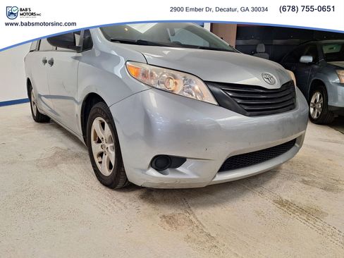 Used 2017 Toyota Sienna L FWD image 2