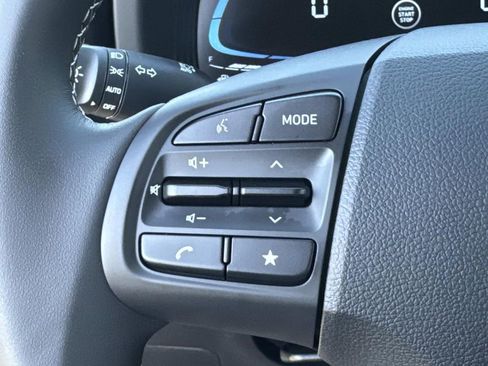 Certified 2025 Hyundai Venue SEL image 21