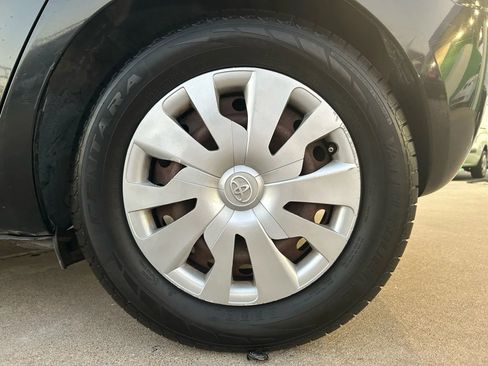 Used 2010 Toyota Yaris 4-Door Hatchback image 23