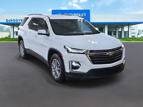 Used 2023 Chevrolet Traverse LT w/ Rear Camera Mirror Package image 3