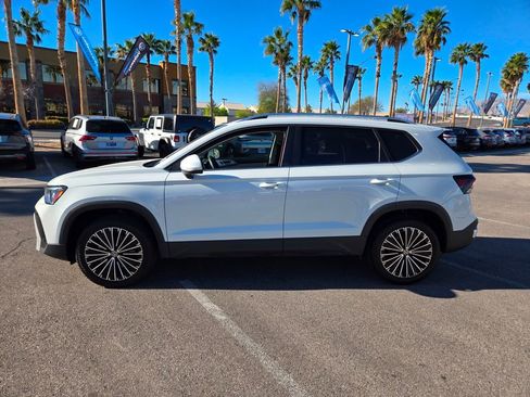Certified 2025 Volkswagen Taos SE w/ Panoramic Sunroof Package FWD image 3