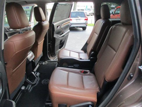 Used 2018 Toyota Highlander Limited FWD image 25