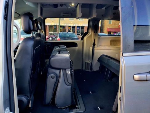 Used 2015 Chrysler Town & Country Touring FWD image 14