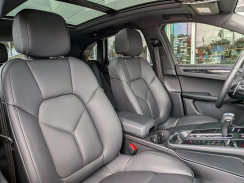 Used 2025 Porsche Macan image 25