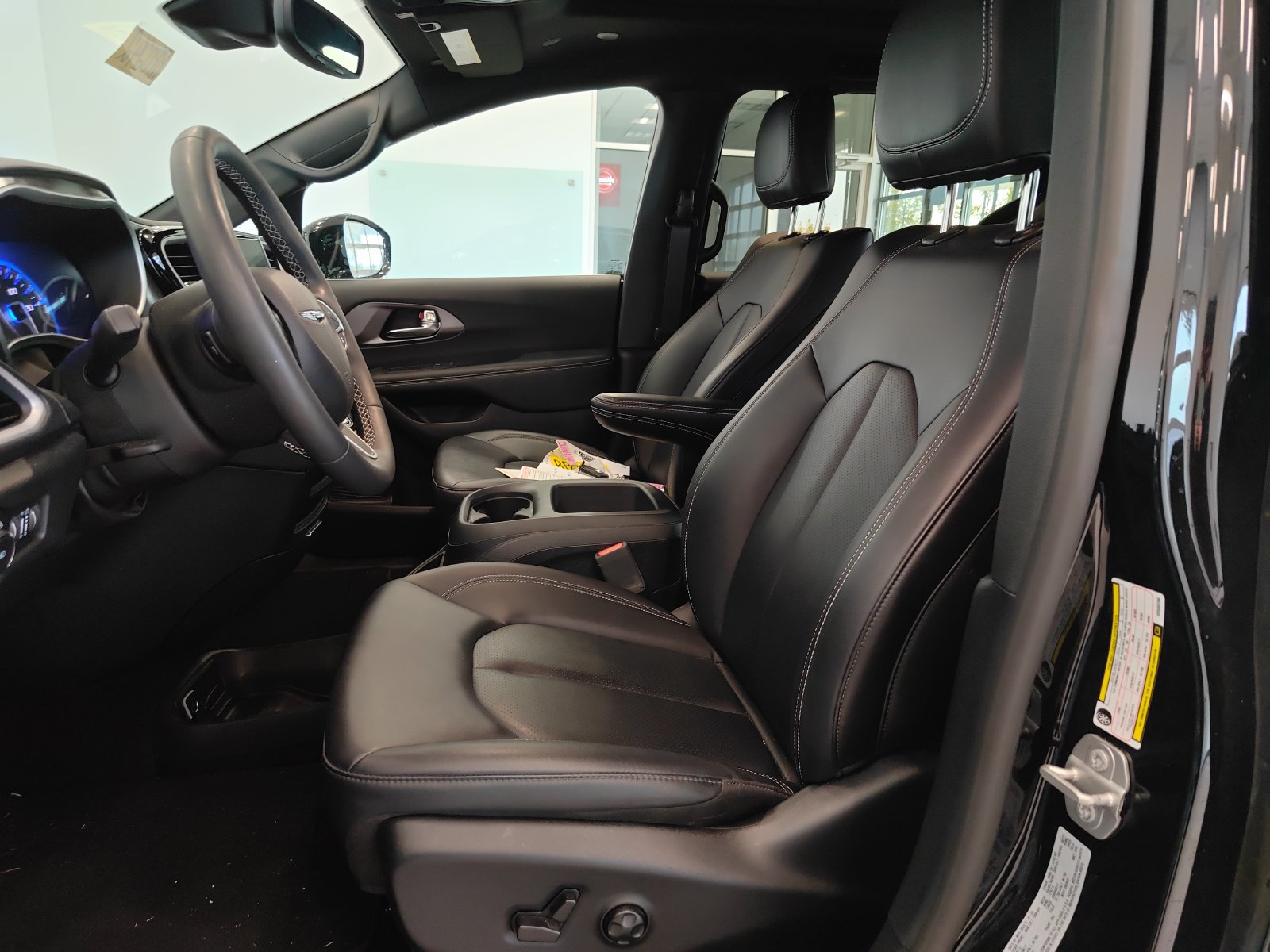 Used 2025 Chrysler Pacifica Select FWD image 10