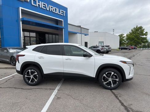 New 2026 Chevrolet Trax RS FWD image 2