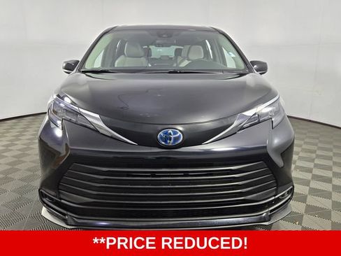 Used 2025 Toyota Sienna LE image 2