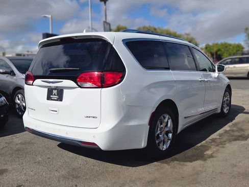 Used 2018 Chrysler Pacifica Limited FWD image 4