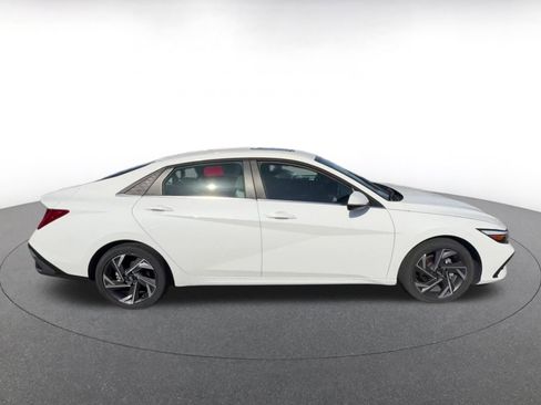 Used 2025 Hyundai Elantra Limited image 16