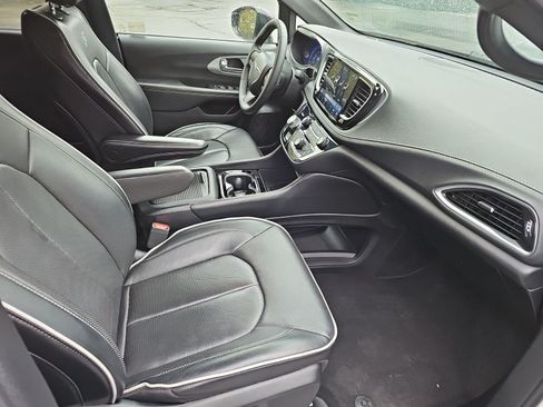 Used 2025 Chrysler Pacifica Limited FWD image 10
