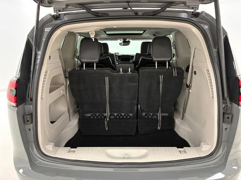 Used 2023 Chrysler Pacifica Limited FWD image 17