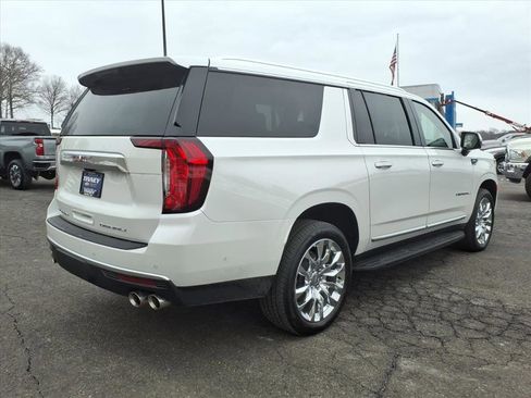 Used 2024 GMC Yukon XL Denali w/ Advanced Technology Package image 3