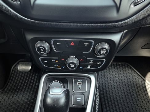 Used 2019 Jeep Compass Latitude w/ Cold Weather Group image 9