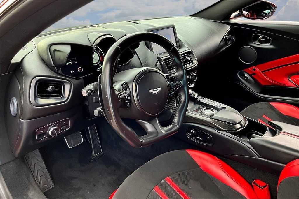 Used 2022 Aston Martin V8 Vantage Coupe RWD image 17