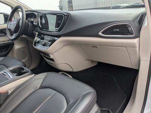 Used 2024 Chrysler Pacifica Touring-L FWD image 13