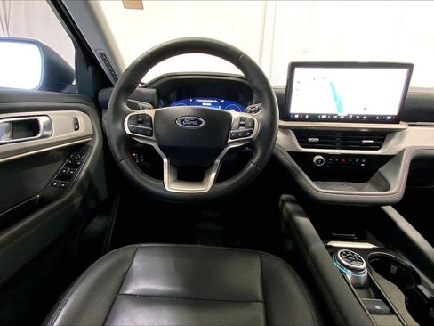 Used 2025 Ford Explorer Active w/ Active Comfort Package RWD image 4