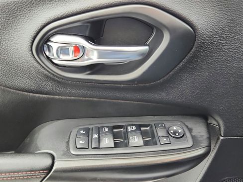 Used 2019 Jeep Cherokee Trailhawk AWD/4WD image 39