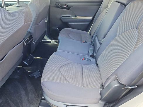Used 2023 Toyota Highlander LE AWD/4WD image 27