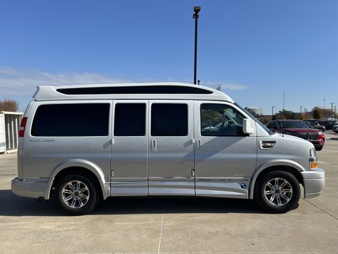 Used 2019 Chevrolet Express 2500 w/ Enhanced Convenience Package image 10
