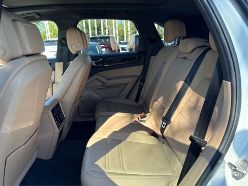 Used 2022 Porsche Cayenne image 10