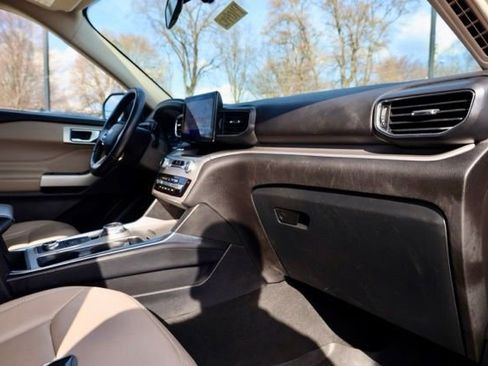 Used 2022 Ford Explorer XLT w/ Equipment Group 202A image 40