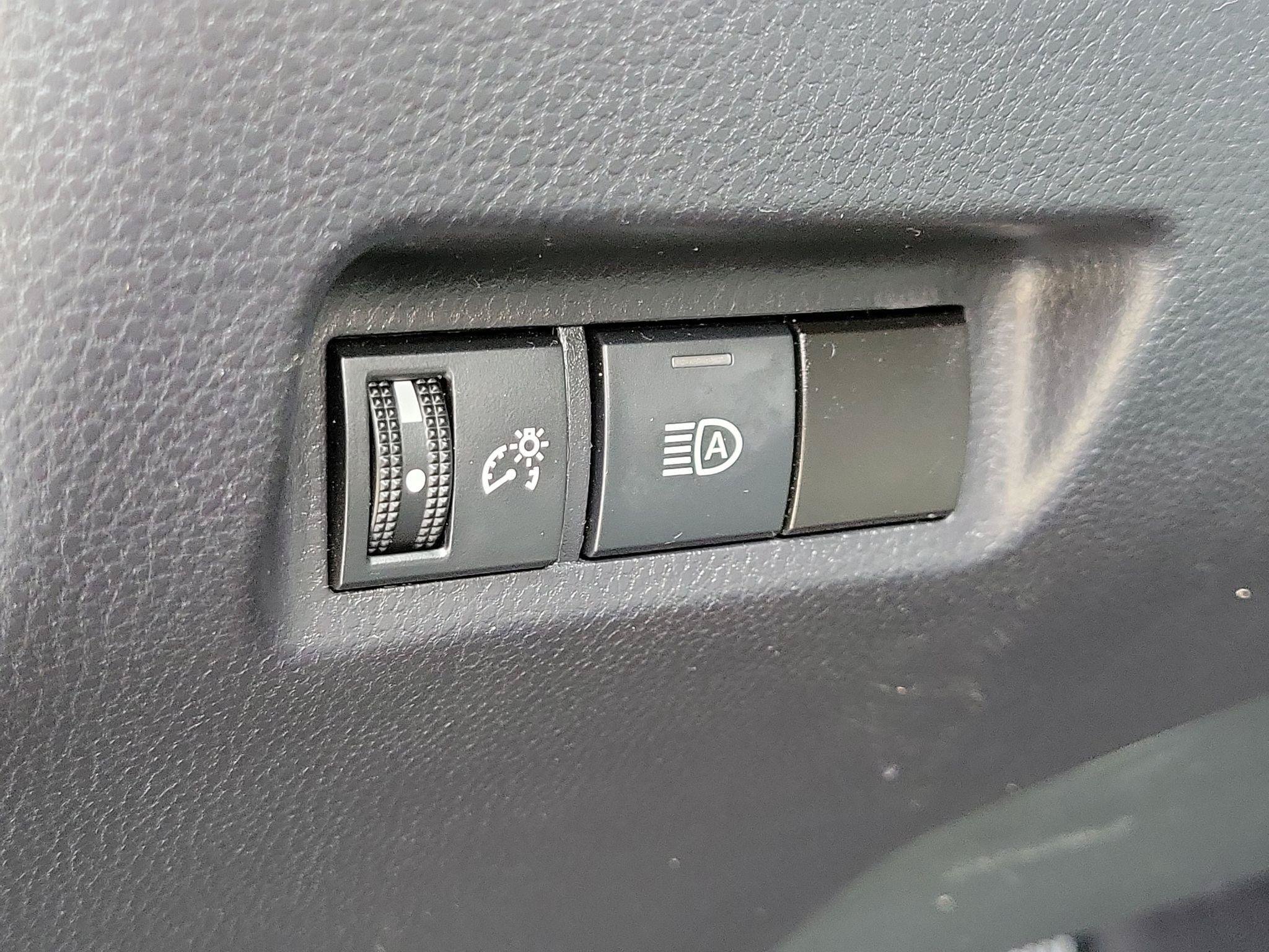 Used 2025 Toyota RAV4 XLE FWD image 10