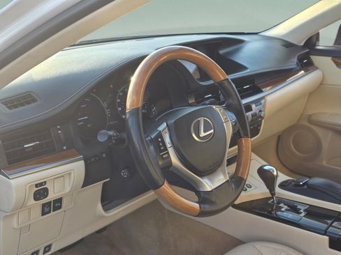 Used 2015 Lexus ES 300h w/ Navigation System Package image 11