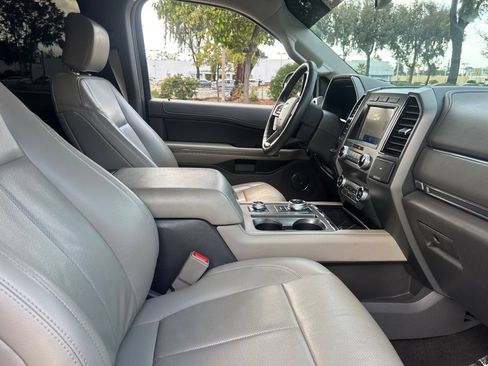 Used 2020 Ford Expedition XLT w/ Equipment Group 202A AWD/4WD image 17