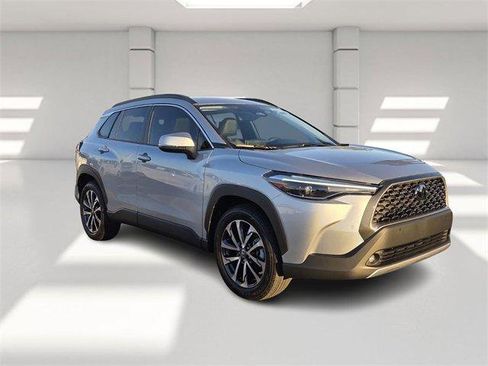 Used 2023 Toyota Corolla Cross XLE image 7