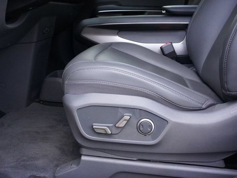 Used 2024 Kia EV9 Light Long Range RWD image 30