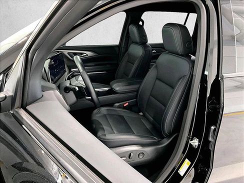 Used 2025 Chevrolet Traverse LT w/ Driver Confidence Package FWD image 27