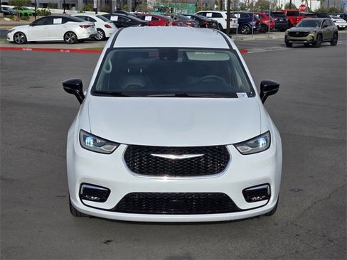 Used 2024 Chrysler Pacifica Touring-L image 8