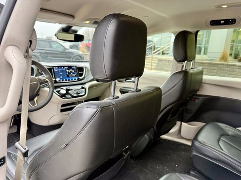 Used 2024 Chrysler Pacifica Select image 12
