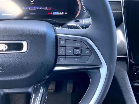 Used 2023 Jeep Grand Cherokee L Laredo image 25