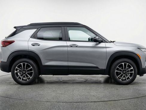 Used 2025 Chevrolet TrailBlazer LT image 9