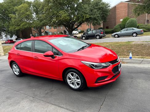 Used 2017 Chevrolet Cruze LT w/ Convenience Package image 2
