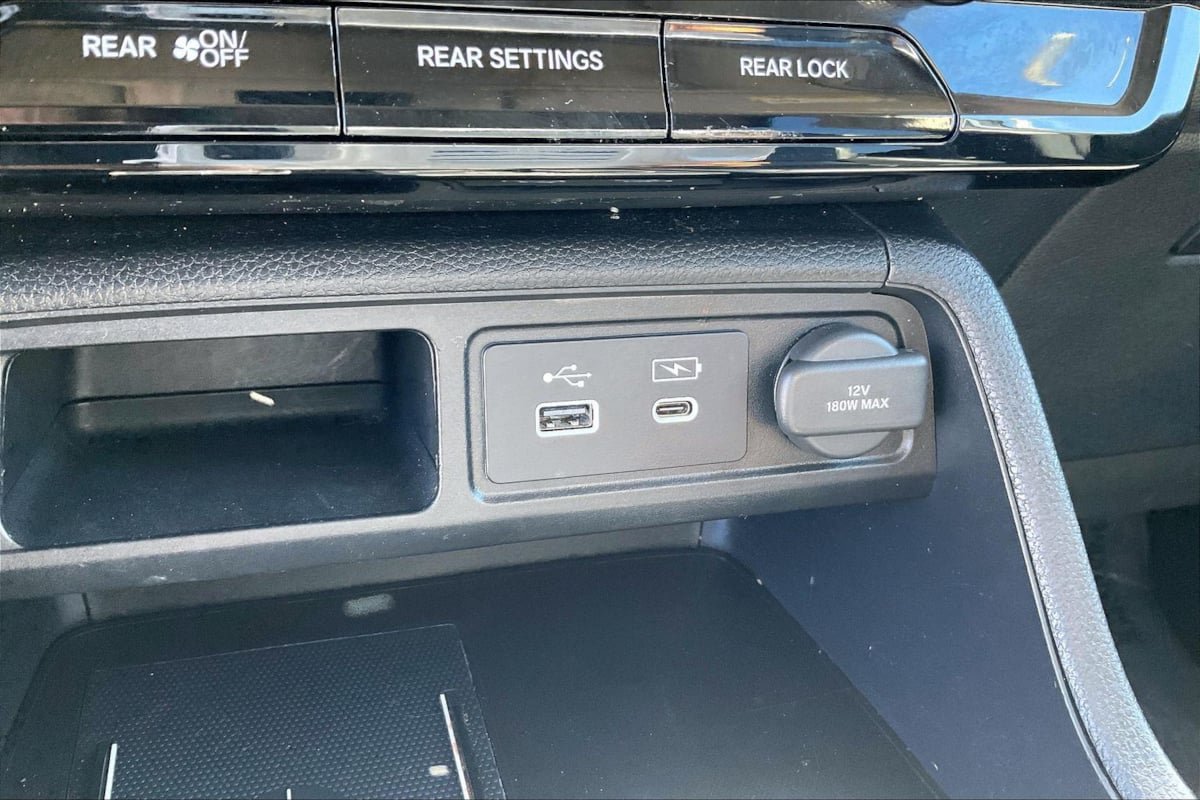 Used 2023 Honda Pilot Touring image 32