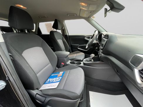 Used 2025 Kia Soul LX w/ LX Technology Package FWD image 11